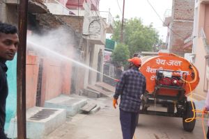 रहवासी क्षेत्रों के घर-घर जाकर निगम के कर्मचारी कर रहे हैं सैनिटाइजिंग का कार्य