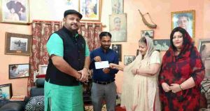  श्रीमती माधवी सिंह जूदेव ने कलेक्टर को 1 लाख रुपए की सहायता राशि चेक सौंपा