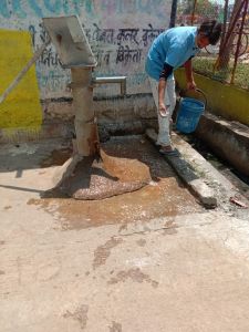 जल जनित बीमारी पीलिया से बचाव के लिए जल शोधन संयंत्र के लैब में हो रही है पानी की टेस्टिंग