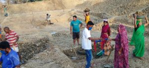  बलरामपुर: रासेयो स्वयं सेवकों ने मनरेगा श्रमिकों को सोशल डिस्टेंसिंग एवं मास्क लगाने किया जागरूक 