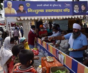  रायपुर : सैकड़ों किलोमीटर दूर से भूखे-प्यासे पहुंचे प्रवासी श्रमिकों को मिला छत्तीसगढ़ सरकार का सहारा