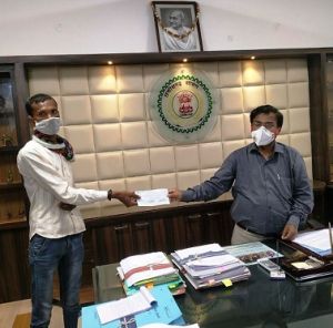  जशपुरनगर : छात्र दुर्घटना बीमा तहत् कलेक्टर ने 3 लाख की दी  राशि