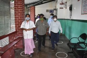  जशपुरनगर : विधायक और कलेक्टर ने होली क्रास अस्पताल कुनकुरी पहुंचकर सर्प दंश से प्रभावित मरीज प्रवीण टोप्पो से स्वास्थ्य सुविधाओं के बारे में जानकारी ली