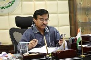 कलेक्टर महादेव कावरे ने अपने कक्ष में मोबाईल एप्लिकेशन के माध्यम से सभी एसडीएम, तहसीलदार, नायब तहसीलदार से राजस्व प्रकरणो की विस्तार से जानकारी लेकर समीक्षा की