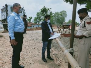  जशपुरनगर : कलेक्टर और एसपी  ने लोदाम चेकपोस्ट का किया आकस्मिक निरीक्षण, सुरक्षा व्यवस्था के संबंध में ली जानकारी