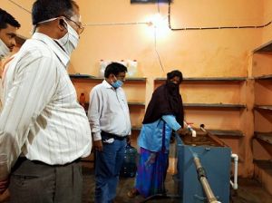  जशपुरनगर : कलेक्टर ने महुआ से बनाए जा रहे सेनिटाईजर विधि की ली जानकारी