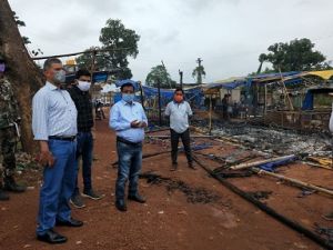  जशपुरनगर : कलेक्टर एवं एसपी बाजारडांड पहुंचकर जले जूता चप्पल दुकानों के प्रभावित हितग्राहियों से मुलाकात कर जानकारी ली