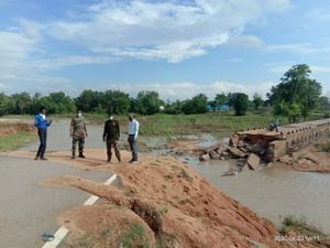   महासमुंद : छत्तीसगढ़-उड़ीसा सीमा में लगे खट्टी ग्राम का बैराज पुल बहा, जान माल का नुकसान नहीं  