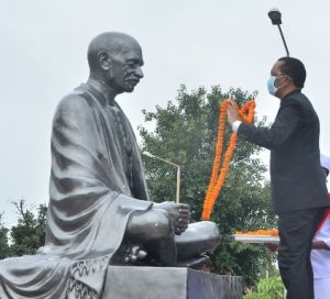 बलरामपुर : कलेक्टर श्री धावड़े ने जिला कार्यालय में किया ध्वजारोहण