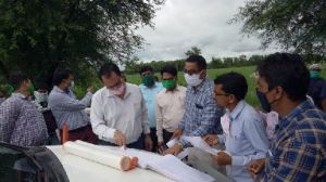 बेमेतरा : कलेक्टर ने ग्राम कन्तेली पहुँचकर किया गिरदावरी कार्य का मुआयना