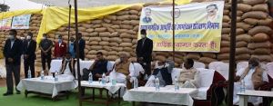 बलरामपुर :  मुख्यमंत्री श्री बघेल धान खरीदी केन्द्र महराजगंज में कृषकों से हुए रूबरू