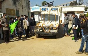 बलरामपुर : कलेक्टर ने हरी झण्डी दिखाकर वैक्सीन वाहनों को किया रवाना