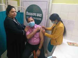  कोरिया : कोरोना टीका पूरी तरह से है सुरक्षित - डॉ रामेश्वर शर्मा, अब तक लाभार्थियों में नहीं दिखा कोई विपरीत प्रभाव