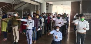 बेमेतरा : कलेक्टर ने दिलाई राष्ट्रीय मतदान दिवस के अवसर पर अधिकारियों-कर्मचारियों ने ली शपथ