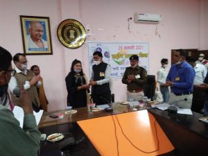 बेमेतरा : जिला पंचायत सभाकक्ष मे मनाया गया राष्ट्रीय मतदाता दिवस