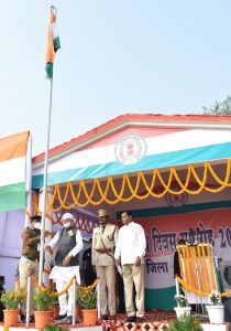 महासमुन्द : गृह मंत्री श्री साहू ने किया ध्वजारोहण  शहीदों के परिजनों को किया सम्मानित