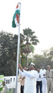   महासमुंद : कलेक्टर श्री डोमन सिंह ने किया कलेक्टोरेट में ध्वजारोहण