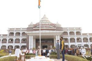 बेमेतरा : संयुक्त जिला कार्यालय में ज़िलाधीश ने किया ध्वाजारोहण
