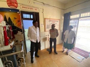महासमुंद : कलेक्टर श्री डोमन सिंह स्वास्थ्य केन्द्र की व्यवस्थाओं को देखकर हुई खुश  स्टाॅफ की तारीफ की