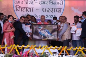 बेमेतरा : मुख्यमंत्री ने किया विविध प्रकार के पक्षी पुस्तिका का विमोचन