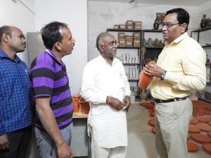 महासमुंद : कलेक्टर श्री डोमन सिंह ने सिरेमिक ग्लेजिंग यूनिट का किया अवलोकन