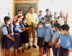 महासमुन्द :कलेक्टर श्री सिंह ने स्कूली बच्चों से की स्नेह भरी बातचीत