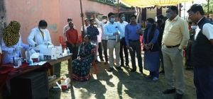 महासमुन्द : कलेक्टर ने ग्राम रसोड़ा में चल रहें कोविड टेस्ट का निरीक्षण किया