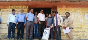 कलेवटर श्री  डोमन ने सहकारी समिति में वर्मी कम्पोस्ट ख़रीदने आए किसान को 90 किलो वर्मी कम्पोस्ट  सौंपा तुमगाँव (तुमाडबरी) और दर्रीपाली गौठान पहुँचे 