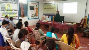 बेमेतरा : पढ़ना लिखना अभियान : डीईओ ने किया निरीक्षण
