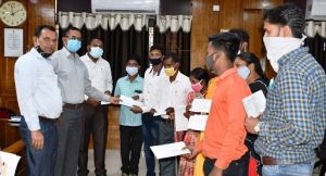 बलरामपुर : कलेक्टर ने निःशक्तजन विवाह व क्षितिज योजनांतर्गत हितग्राहियों को किया प्रोत्साहन राशि प्रदान