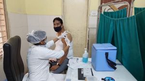 महासमुंद : जनसंपर्क अधिकारी ने कोरोना वैक्सीन का टीका लगवाया