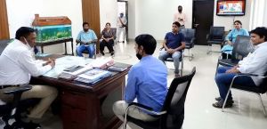 महासमुंद : भारतीय प्रशासनिक सेवा के प्रशिक्षु अधिकारियों ने कलेक्टर से की मुलाकात