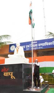    महासमुन्द : कलेक्टर श्री डोमन सिंह ने किया कलेक्टोरेट में ध्वजारोहण