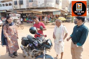 महासमुंद :  हेलमेट पहनकर दोपहिया वाहन चलाने वाले चालकों को एस डी एम ने किया सम्मानित