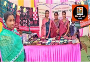 महासमुंद : सफलता की कहानी- किसड़ी के सीता महिला स्व-सहायता समूह की महिलाएं सूती वस्त्र बनाकर कर रहीं लाखों की कमाई