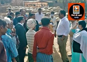 महासमुंद :  कलेक्टर श्री डोमन सिंह ने धान उपार्जन केन्द्र बड़े टेमरी और भूकेल का आकस्मिक निरीक्षण किया