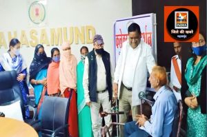 महासमुंद : जनदर्शन में कलेक्टर ने दिव्यांग श्री मुकेश रायचुरा को ट्रायसायकल सौंपा