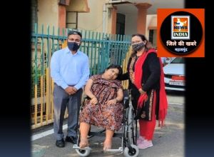 महासमुंद : कलेक्टर ने दिलायी बहु दिव्यांग करिश्मा को सी.पी. व्हील चेयर