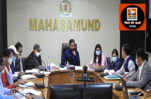 महासमुंद : कलेक्टर ने राजस्व अधिकारियों के कामकाज की समीक्षा की