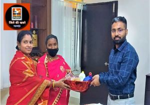 महासमुंद :कलेक्टर ने दुर्गा महिला स्व सहायता समूह द्वारा निर्मित सामग्रियों की सराहना की