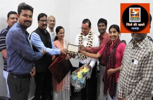 महासमुंद : जनसम्पर्क विभाग के श्री सुखराम श्रीवास की सेवानिवृत्त होने पर कलेक्टर सहित