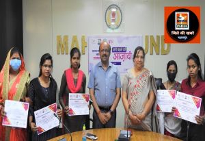 महासमुंद : ‘‘नए भारत की नारी’’ पंचायत एवं ग्रामीण विकास मंत्री से महिला मेट कु. अनिता ने की बात