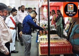 महासमुन्द : कलेक्टर ने महिला समूह द्वारा निर्मित सामग्रियों की गुणवत्ता देख महिलाओं की सराहना की