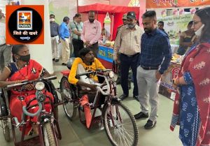 महासमुन्द : कलेक्टर के हाथों दिव्यांग टिकेश्वरी और तिलकराम को मिली मोटराइज्ड ट्राई साइकिल