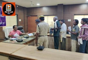  जनचौपाल में कलेक्टर ने सुनी लोगों की समस्याएं