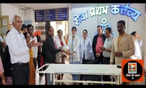 जिला अस्पताल को मिला व्हील चेयर व स्ट्रेचर