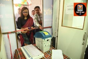 कलेक्टर ने कलेक्ट्रेट परिसर में ईवीएम प्रदर्शनी केंद्र का किया शुभारंभ