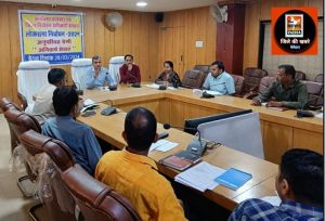  कलेक्टर  ने अनिवार्य सेवा के नोडल अधिकारियों की ली बैठक