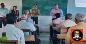 निर्वाचन सामग्री वितरण एवं वापसी के सुगम संचालन के लिए अधिकारी-कर्मचारियों को दिया गया प्रशिक्षण