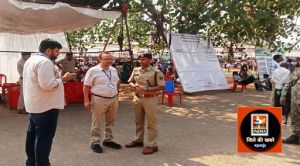  सामान्य प्रेक्षक श्री अग्रवाल ने मतदान सामग्री वितरण का लिया जायजा